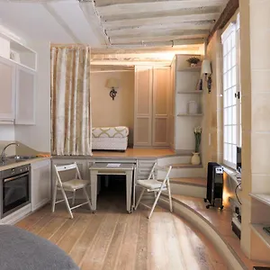 Louvre Apartment